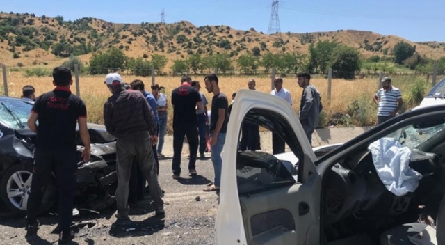 Otomobiller kafa kafaya çarpıştı: 7 yaralı Otomobiller kafa kafaya çarpıştı: 7 yaralı