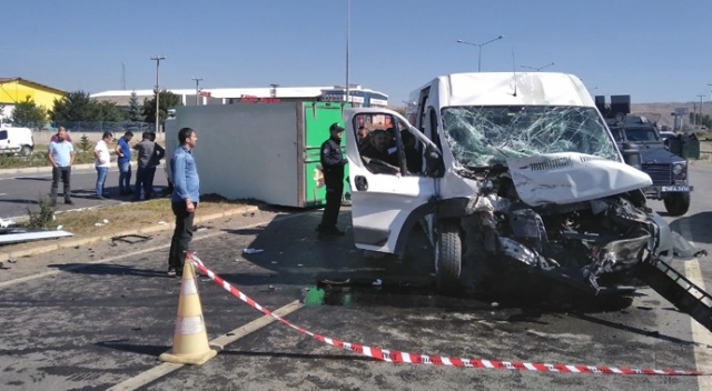 Özel harekat polislerini taşıyan servis kamyonla çarpıştı: 5 yaralı Özel harekat polislerini taşıyan servis kamyonla çarpıştı: 5 yaralı