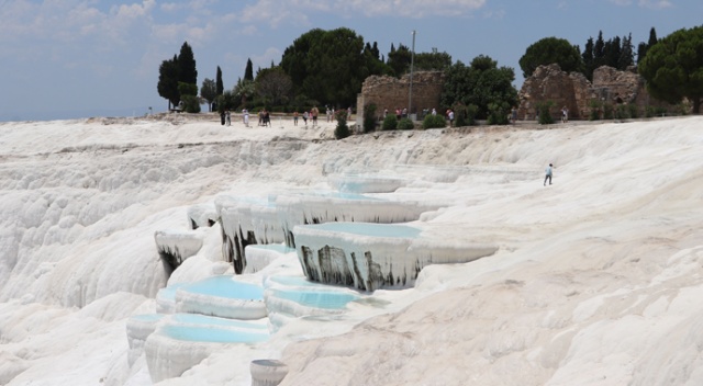 Pamukkale'yi 6 ayda 1 milyon turist gezdi Pamukkale'yi 6 ayda 1 milyon turist gezdi