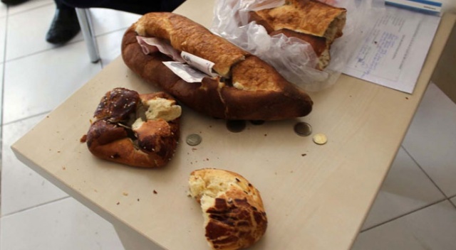 Paraları ekmek ve poğaçaların içerisine saklamışlar Paraları ekmek ve poğaçaların içerisine saklamışlar