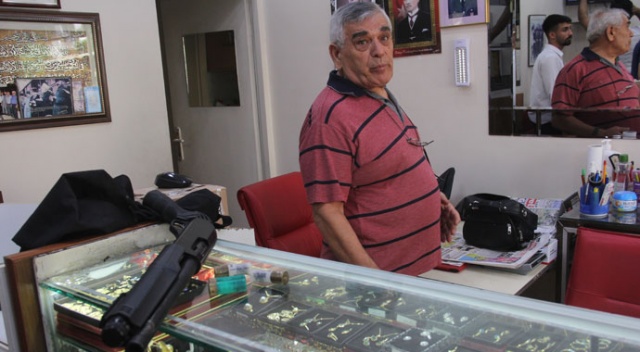 Pompalı tüfekli soyguncuyu 'sana yemek ısmarlayayım' diyerek ikna etti Pompalı tüfekli soyguncuyu 'sana yemek ısmarlayayım' diyerek ikna etti