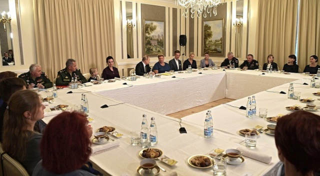 Putin, denizaltı faciasında ölen 13 mürettebatın aileleri ile bir araya geldi Putin, denizaltı faciasında ölen 13 mürettebatın aileleri ile bir araya geldi