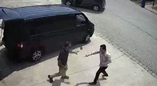 Sakarya’daki silahlı saldırı güvenlik kamerasına yansıdı Sakarya’daki silahlı saldırı güvenlik kamerasına yansıdı