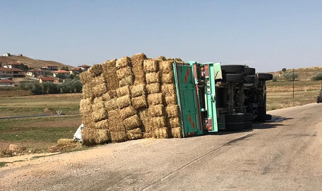 Saman yüklü kamyon devrildi: 1 yaralı Saman yüklü kamyon devrildi: 1 yaralı