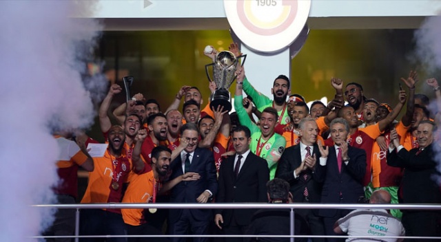 Şampiyon Galatasaray sahaya iniyor