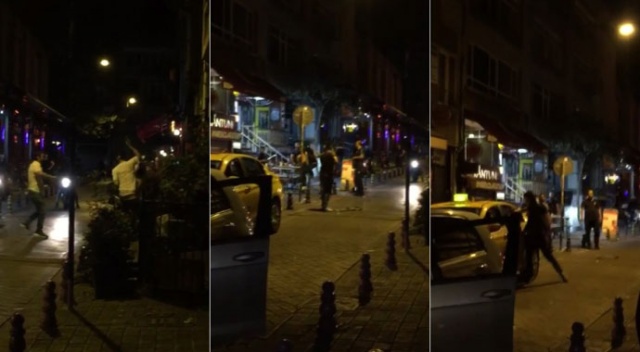 Şehir zorbaları taksicinin kafasında şişe kırıp aracına zarar verdi: İşte o anlar