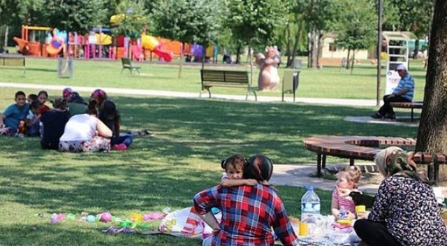 Sıcaktan bunalan vatandaşlar sahil ve parklara akın etti