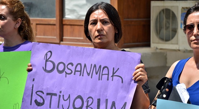 Şiddet gördüğü eşinden boşanmak isteyen kadın adliye önünde eylemini sürdürdü