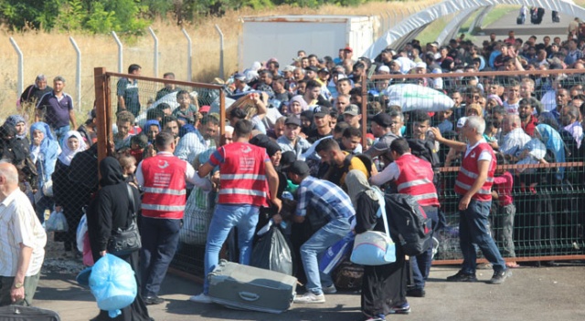 Sınır kapısında 40 derece sıcakta Suriyeli izdihamı Sınır kapısında 40 derece sıcakta Suriyeli izdihamı