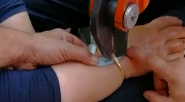 Şişen bileğindeki bileziği itfaiye ekibi keserek çıkardı Şişen bileğindeki bileziği itfaiye ekibi keserek çıkardı