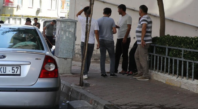 Sokak ortasında boğazından bıçaklayıp öldürdü Sokak ortasında boğazından bıçaklayıp öldürdü