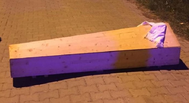Sokak ortasında boş tabut Sokak ortasında boş tabut