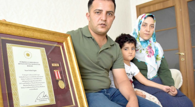 Tankın ezdiği araçtan çıkıp darbecilere direndi Tankın ezdiği araçtan çıkıp darbecilere direndi