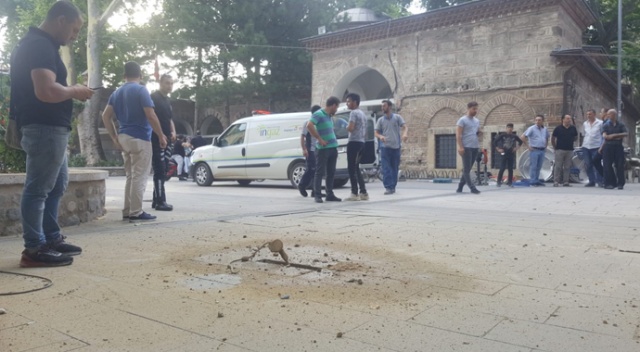 Tarihi caminin bahçesinde doğalgaz borusu patladı