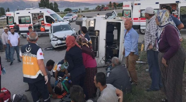 Tarım işçilerini taşıyan minibüs otomobille çarpıştı: 11 yaralı Tarım işçilerini taşıyan minibüs otomobille çarpıştı: 11 yaralı