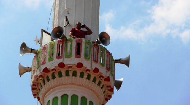 Telefonla görüşmek için minareye çıkıyorlar