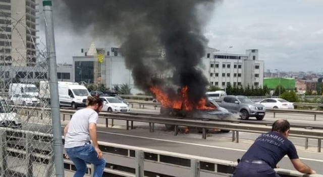 TEM otoyolunda lüks cip alev alev yandı TEM otoyolunda lüks cip alev alev yandı