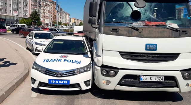 Tırın sıkıştırdığı polis otosunu vatandaşlar kurtardı