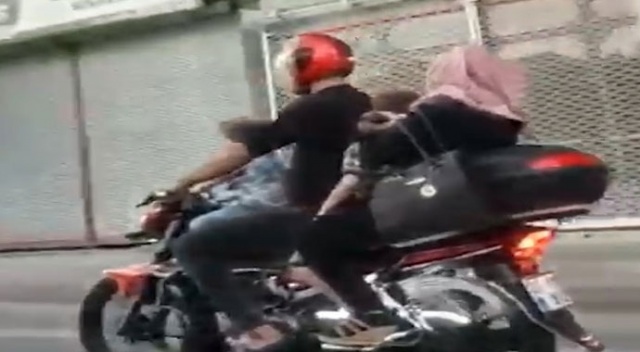 Trafikte tehlikeli anlar! Motosiklete 5 kişi bindiler