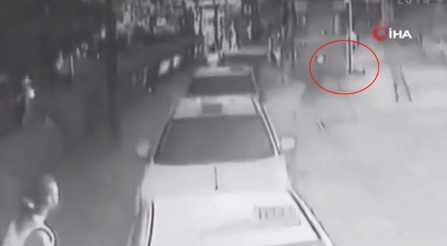Tramvayın altında kalan kadın ölümden döndü Tramvayın altında kalan kadın ölümden döndü