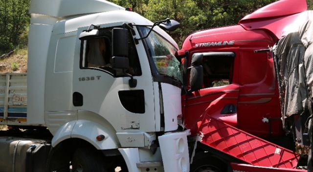 Tunceli’de tırlar kafa kafaya çarpıştı: 7 yaralı Tunceli’de tırlar kafa kafaya çarpıştı: 7 yaralı