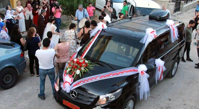 Valinin makam aracı, şehit kardeşinin gelin arabası oldu Valinin makam aracı, şehit kardeşinin gelin arabası oldu
