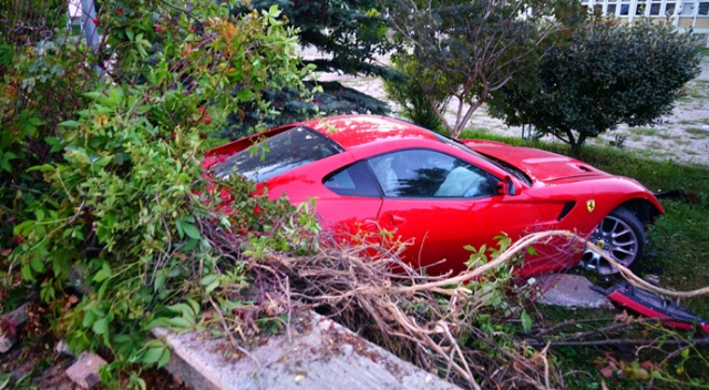Yoldan çıkan Ferrari okulun bahçesine uçtu Yoldan çıkan Ferrari okulun bahçesine uçtu