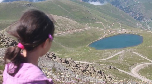 Zirvedeki krater gölleri hayran bırakıyor Zirvedeki krater gölleri hayran bırakıyor