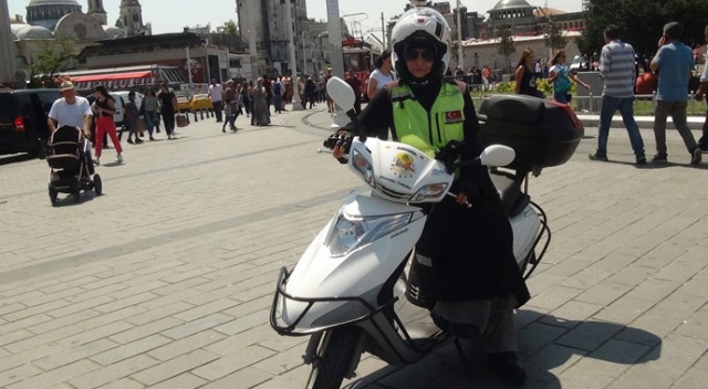 4 çocuk annesi motosikletli kurye görenleri hayrete düşürüyor 4 çocuk annesi motosikletli kurye görenleri hayrete düşürüyor