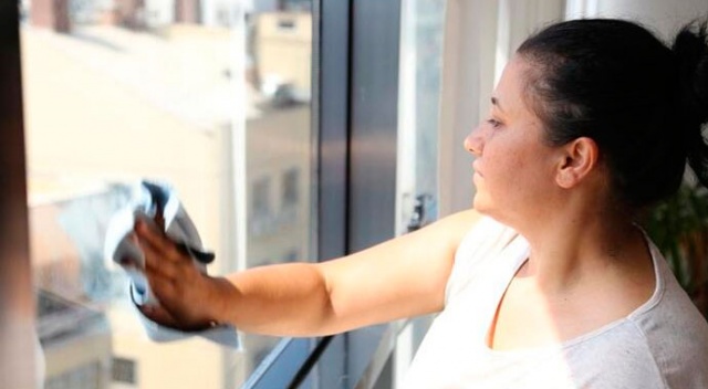 5 kez sildiği camın temizliğini beğenmeyen ev sahibi ile karakolluk oldu