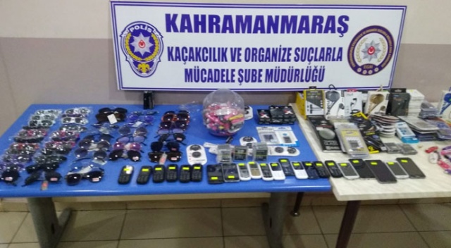 500 bin liralık kaçak telefon ve aksesuarı ele geçirildi 500 bin liralık kaçak telefon ve aksesuarı ele geçirildi