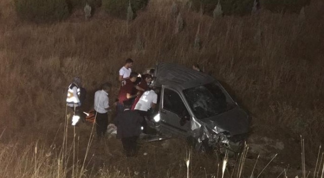 Hafif ticari araç şarampole yuvarlandı: 1 ölü, 2 yaralı Hafif ticari araç şarampole yuvarlandı: 1 ölü, 2 yaralı
