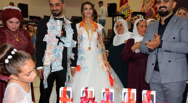Ağabeyi, evlenen kardeşine 5 adet akıllı telefon taktı Ağabeyi, evlenen kardeşine 5 adet akıllı telefon taktı
