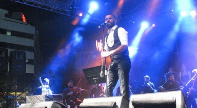 Alişan, Kocaeli konserinde sevenleriyle buluştu