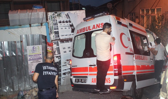 Ambulans askıda kaldı, vatandaşlar üzerine çıkarak dengede tutmaya çalıştı