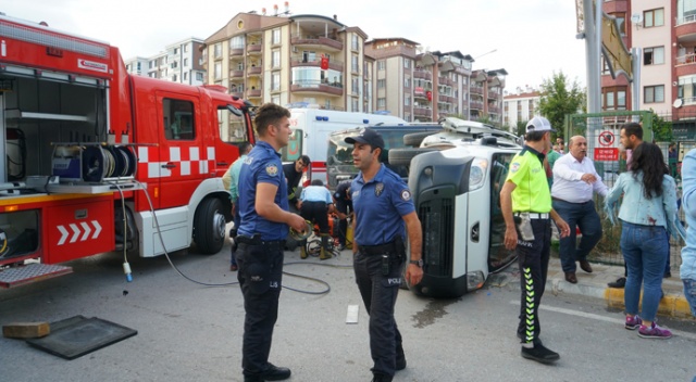 Anne ile kızının üzerine araç devrildi: 1 ölü, 7 yaralı Anne ile kızının üzerine araç devrildi: 1 ölü, 7 yaralı