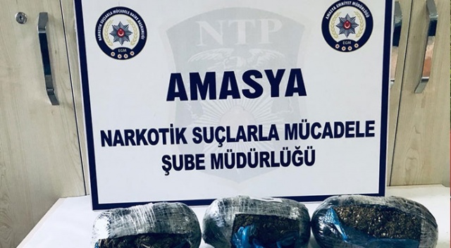 Arka tampondan 1 kilo 321 gram uyuşturucu çıktı Arka tampondan 1 kilo 321 gram uyuşturucu çıktı