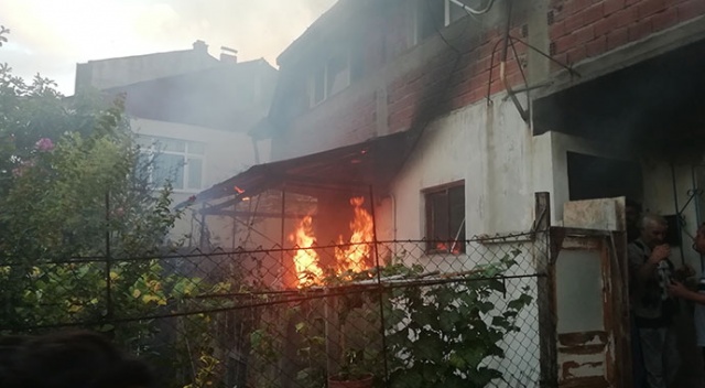 Balkonda çıkan yangın evi küle çeviriyordu