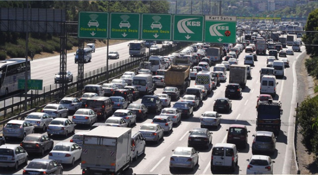 Bayram dönüşü çilesi! TEM’de trafik durma noktasına geldi