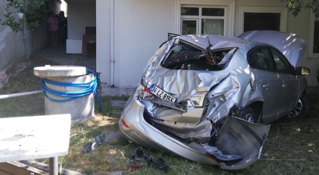 Beylikdüzü'nde araç evin bahçesine uçtu Beylikdüzü'nde araç evin bahçesine uçtu