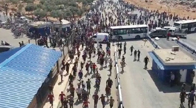 Binlerce Suriyeli Türkiye sınırında