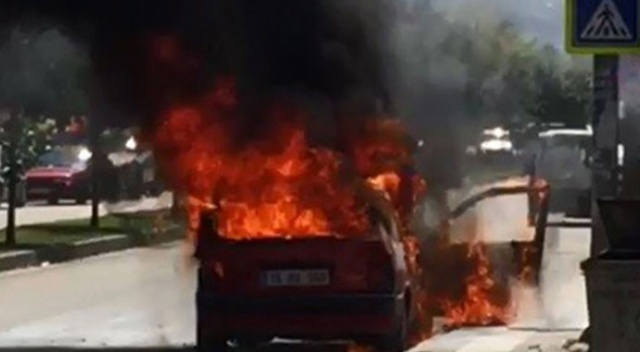 Bursa'da otomobil alev alev yandı, 3 kişi ölümden döndü