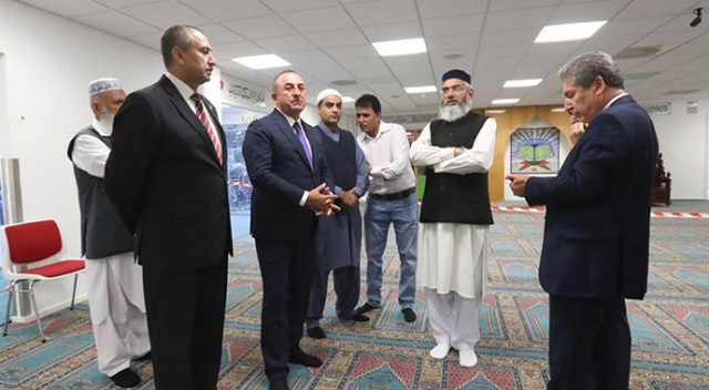 Çavuşoğlu, Norveç'te saldırıya uğrayan camiyi ziyaret etti Çavuşoğlu, Norveç'te saldırıya uğrayan camiyi ziyaret etti