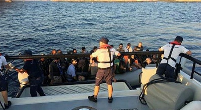 Çeşme&#039;de lastik botlarda 75 kaçak göçmen yakalandı