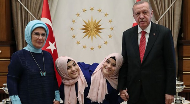 Cumhurbaşkanı Erdoğan siyam ikizleri ile bir araya geldi Cumhurbaşkanı Erdoğan siyam ikizleri ile bir araya geldi