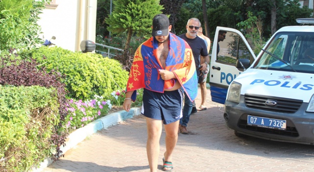 Denizden çıkınca şok oldular, havlu ve şortlarıyla karakola gittiler Denizden çıkınca şok oldular, havlu ve şortlarıyla karakola gittiler