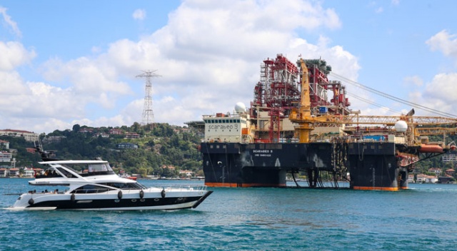 Dev platform, İstanbul Boğazı&#039;ndan 10 saatte geçti