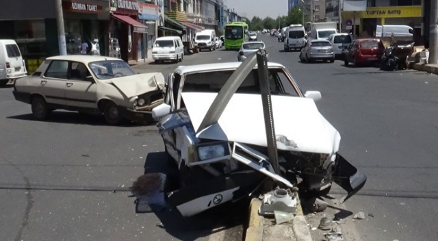 Diyarbakır&#039;da otomobiller kafa kafaya çarpıştı: 2 yaralı