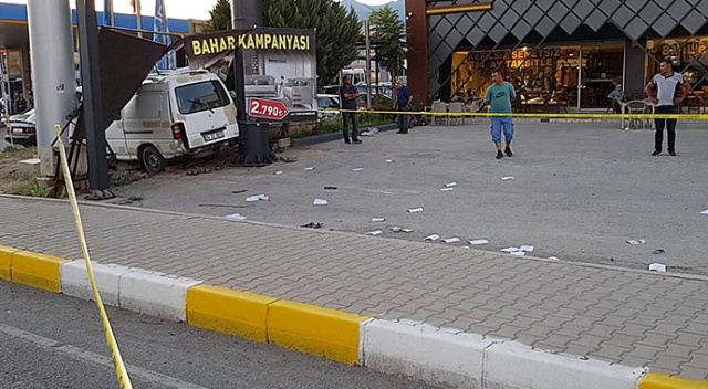 Edremit'te anne ve kızı kazada can verdi Edremit'te anne ve kızı kazada can verdi