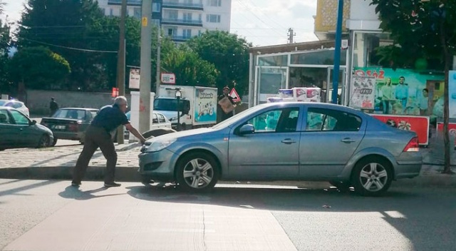 El freni çekilmeyen araç hareket edince önüne geçip eliyle durdurdu El freni çekilmeyen araç hareket edince önüne geçip eliyle durdurdu